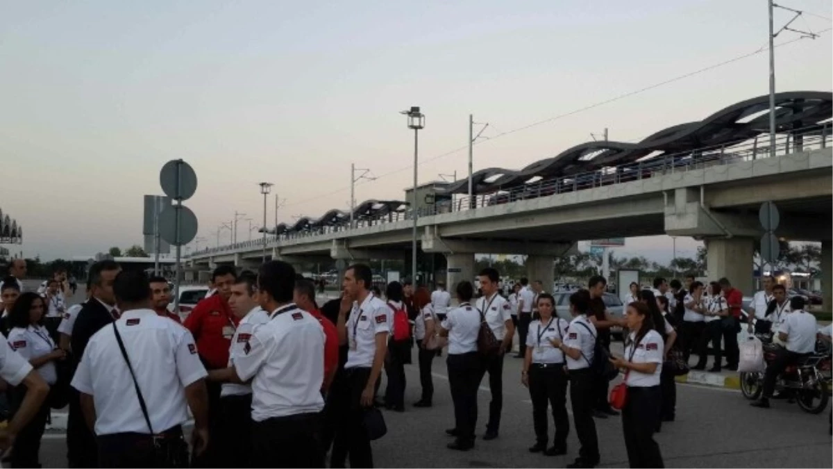Antalya Havalimanı\'nda 300 Güvenlik Görevlisinin İşine Son Verildi
