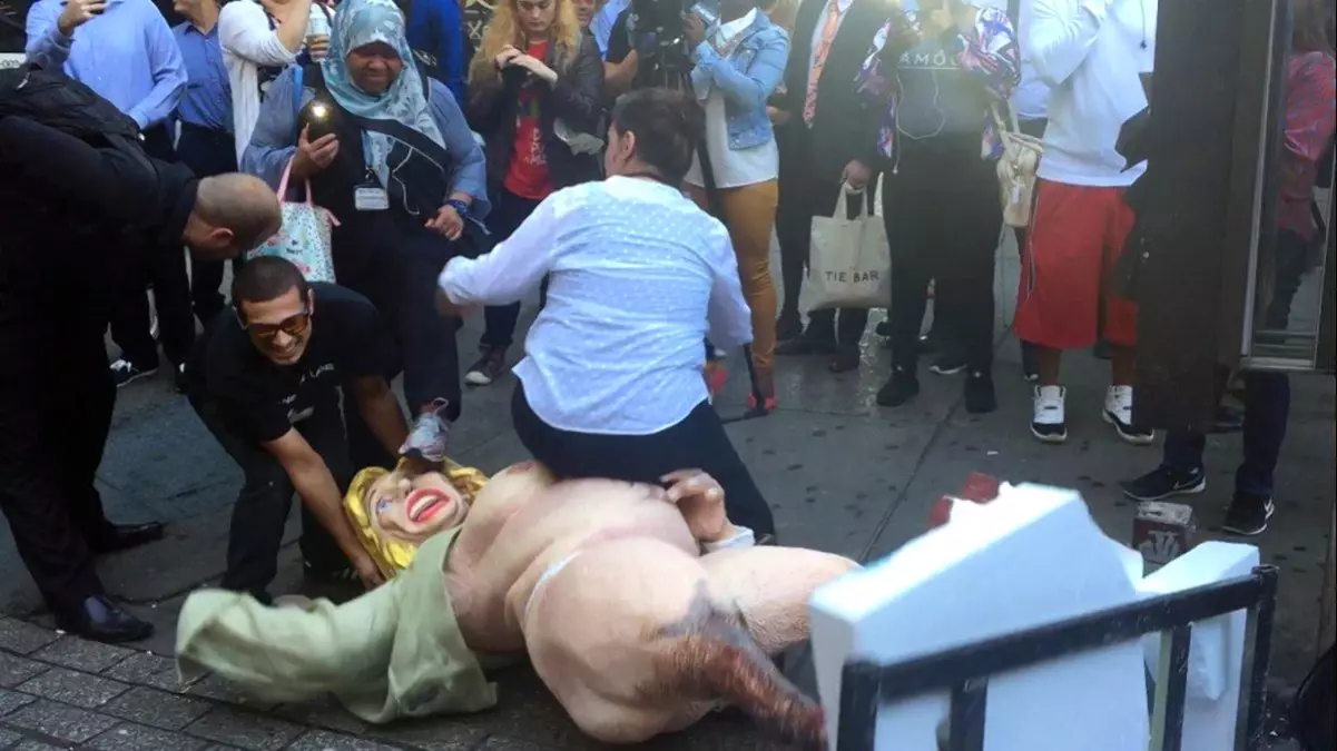 Hillary Clinton'in Çıplak Heykeli Manhattan'ı Birbirine Kattı