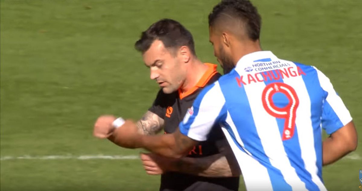 İngiliz Futbolcu, Rakip Takımın Taktik Kağıdını Alıp Okudu