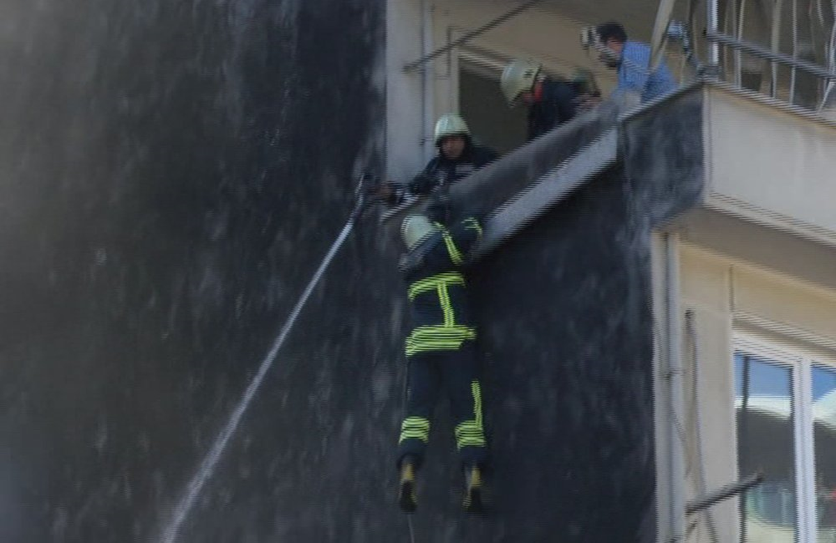 İtfaiye Eri Çatıdan Alevlerin Arasına Düştü