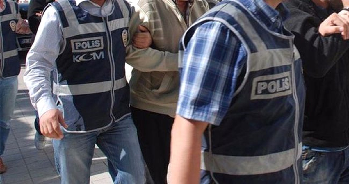 İzmir\'de Fetö Operasyonunda 20 Kişi Gözaltına Alındı