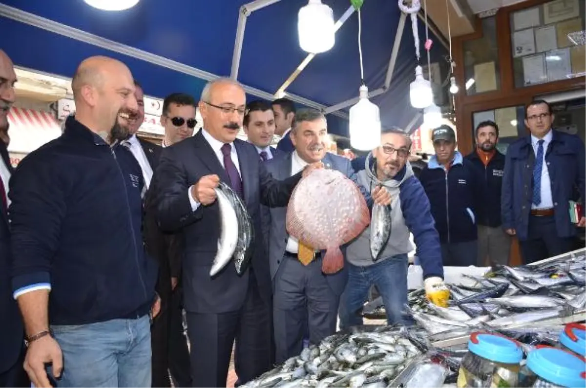 Kalkınma Bakanı Lütfi Elvan, Sinop\'ta Esnafı Ziyaret Edip Sohbet Etti