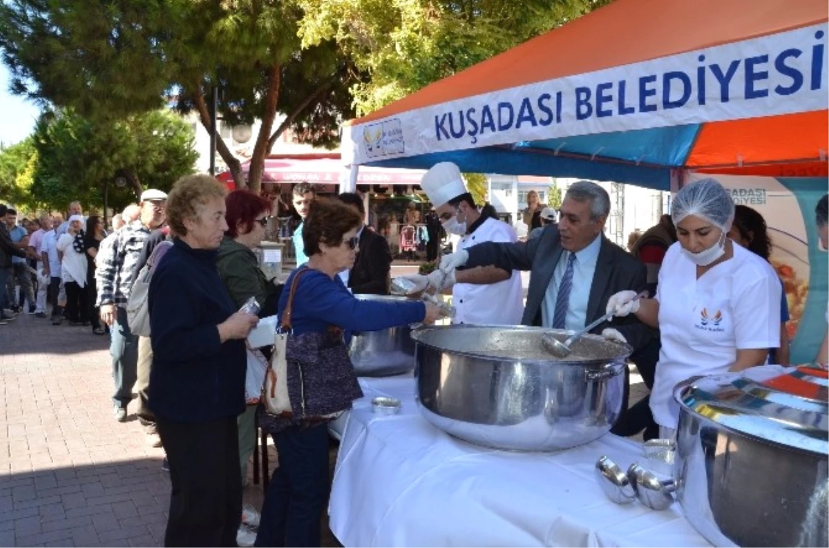 Kuşadası Belediyesi\'nden Aşure İkramı