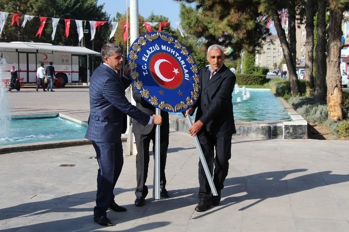 Muhtarlar Atatürk Anıtı\'na Çelenk Bıraktı