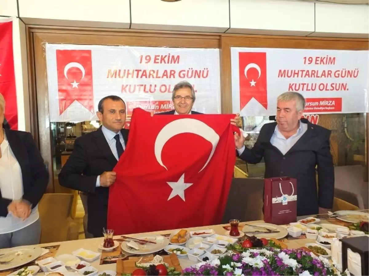 Muhtarlara Türk Bayrağı Hediye Edildi