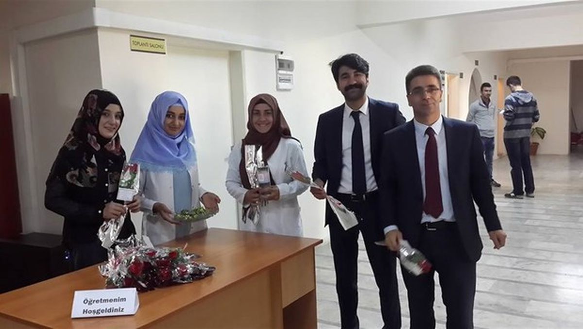 Öğretmenlere Çiçekli Karşılama