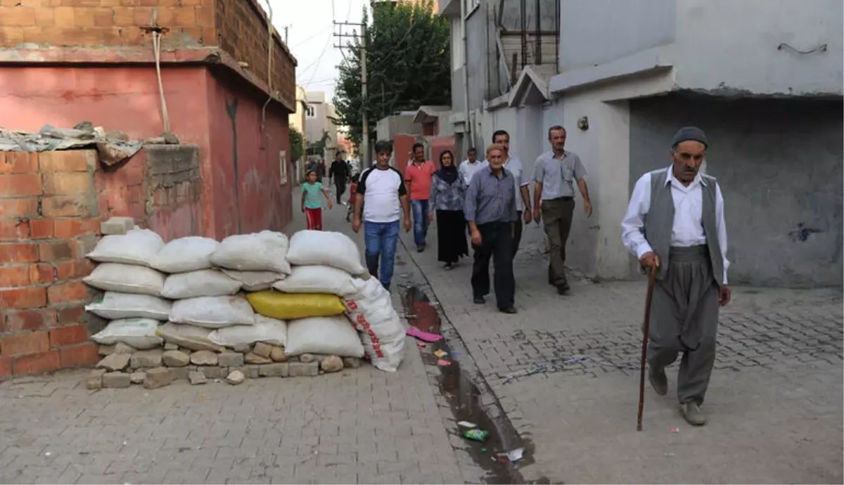 Seçmen Sandık Başında; Oy Verme İşlemi Başladıdiyarbakır\'ın 3 İlçesine Bağlı 14 Mahalledeki Yasak...