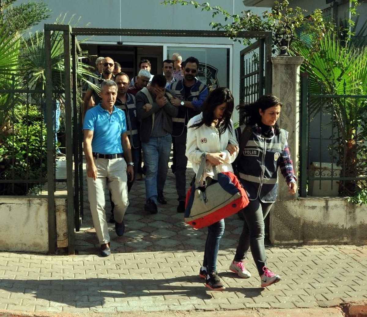 Baba ve Kızın Erkeklere Kurduğu Whatsapp Tuzağı Çökertildi!