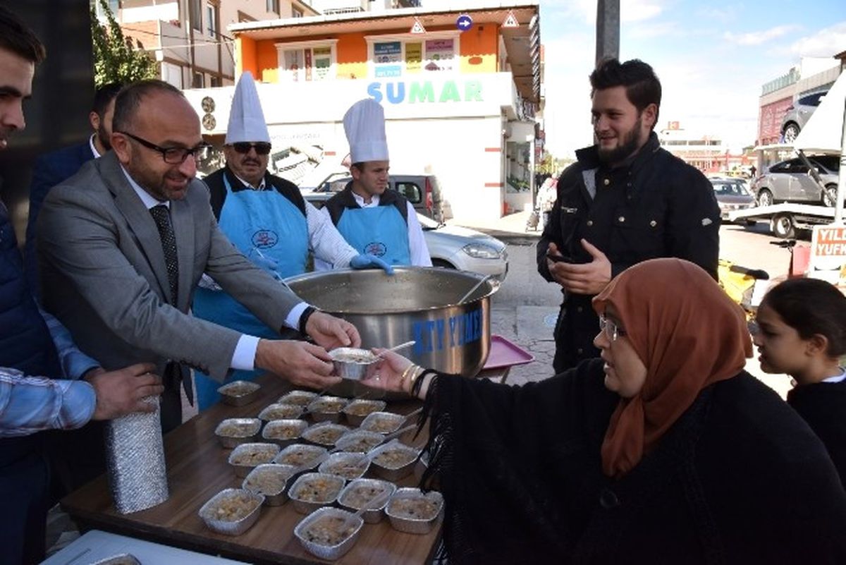 Başkan Üzülmez, İstasyon Mahallesinde Aşure Dağıttı