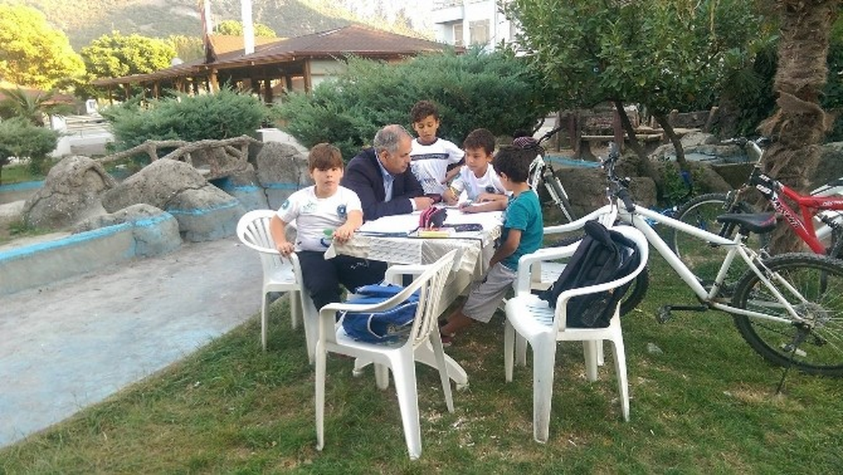 Başkan Yaman Çocuklara Derslerinde Yardım Etti