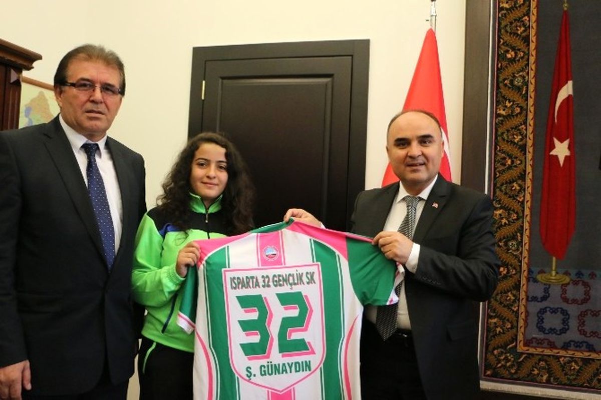 Bayan Futbolculardan Valiye Forma