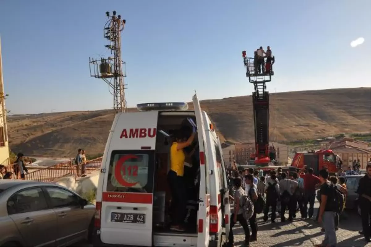 Borçlarını Ödeyemediği İçin Direğe Çıktı