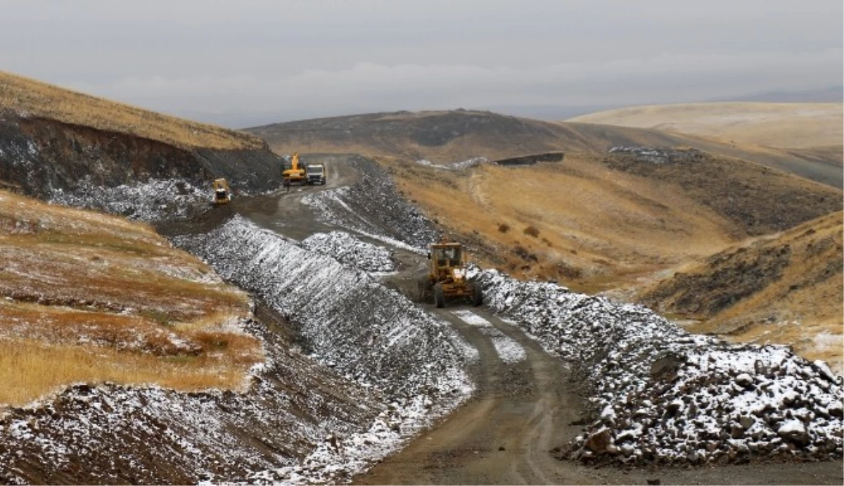 Büyükşehir Karayazı\'nın Kırsaldaki Yol Problemini Çözüyor