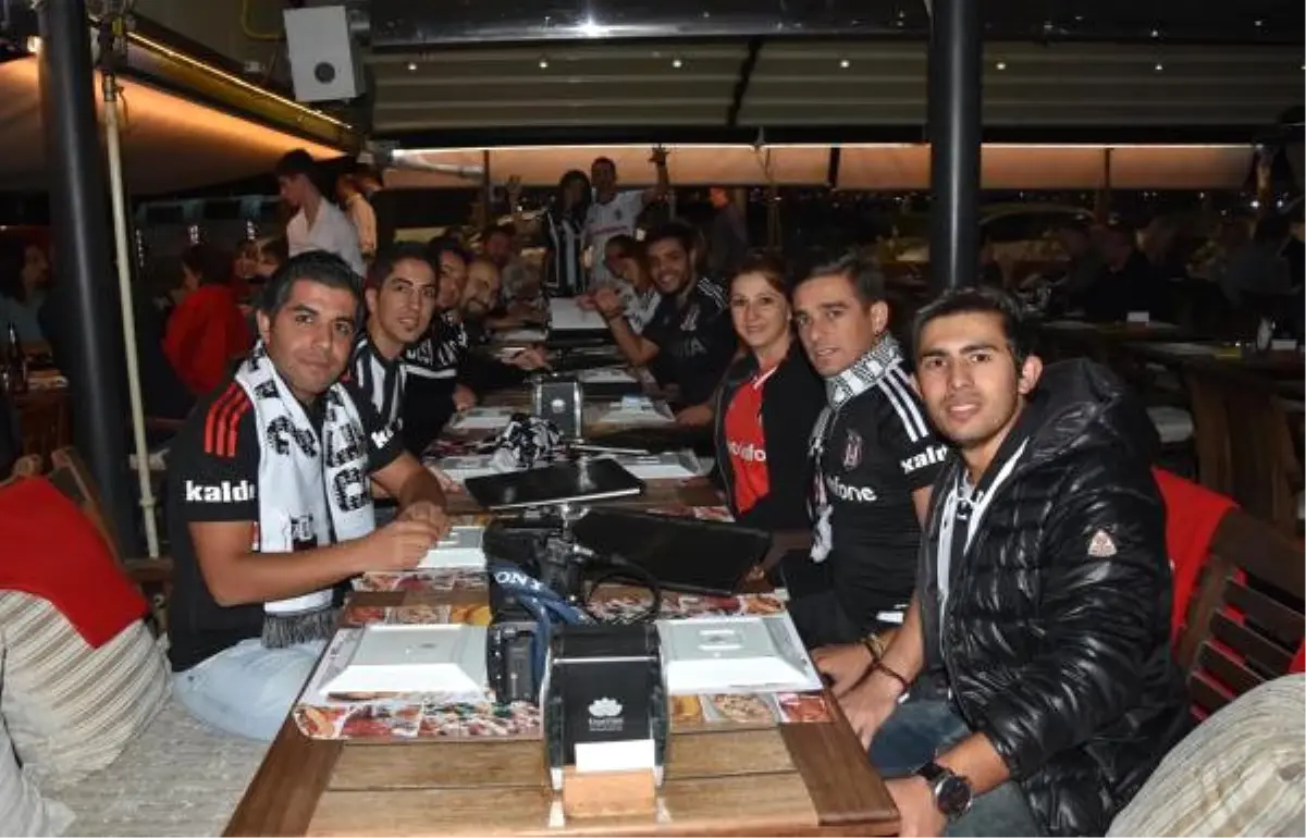 En Güzel Beşiktaş\'ın Çocukları Sever\' Pankartı ile Evlilik Teklifi