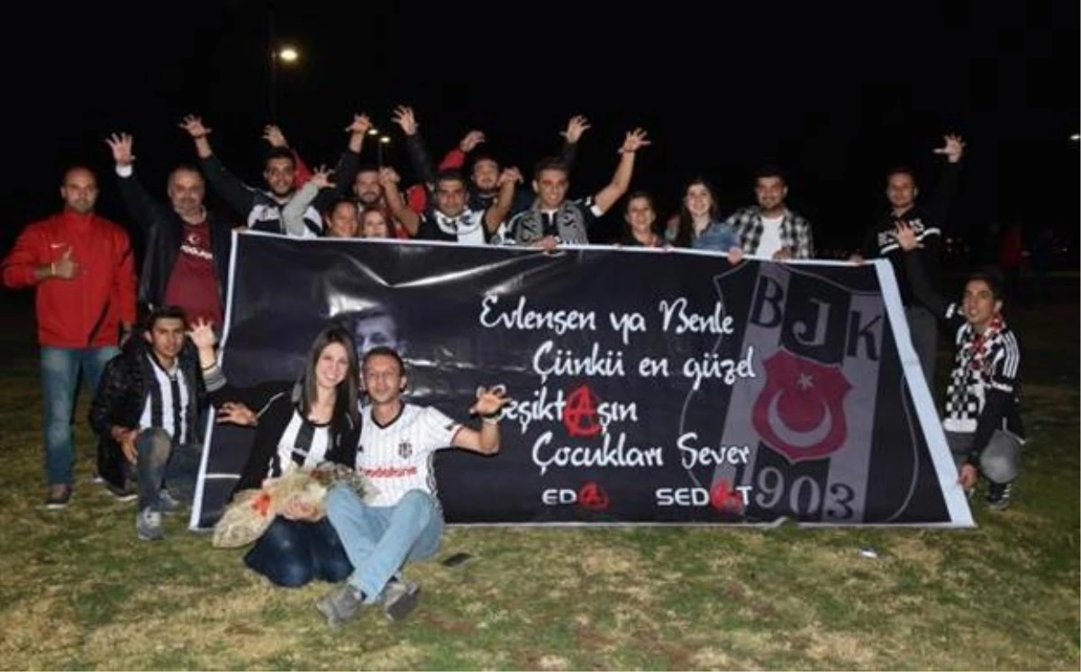 \'En Güzel Beşiktaş\'ın Çocukları Sever\' Pankartı ile Evlilik Teklifi