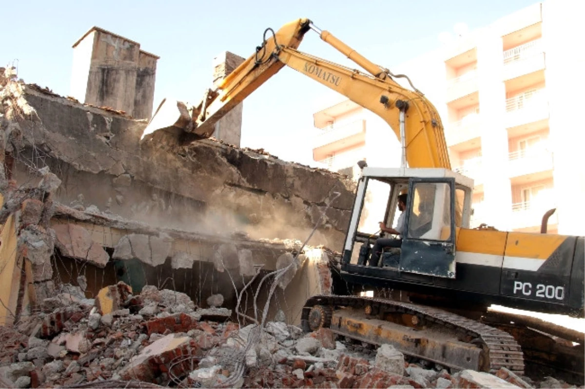 Fatih\'te Metruk Binaların Yıkımına Başlandı