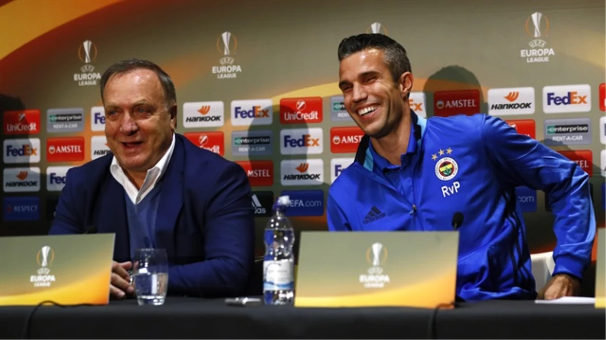 Fenerbahçe\'de Teknik Direktör Dirk Advocaat ve Robin Van Persie Basın Toplantısı Düzenlediler