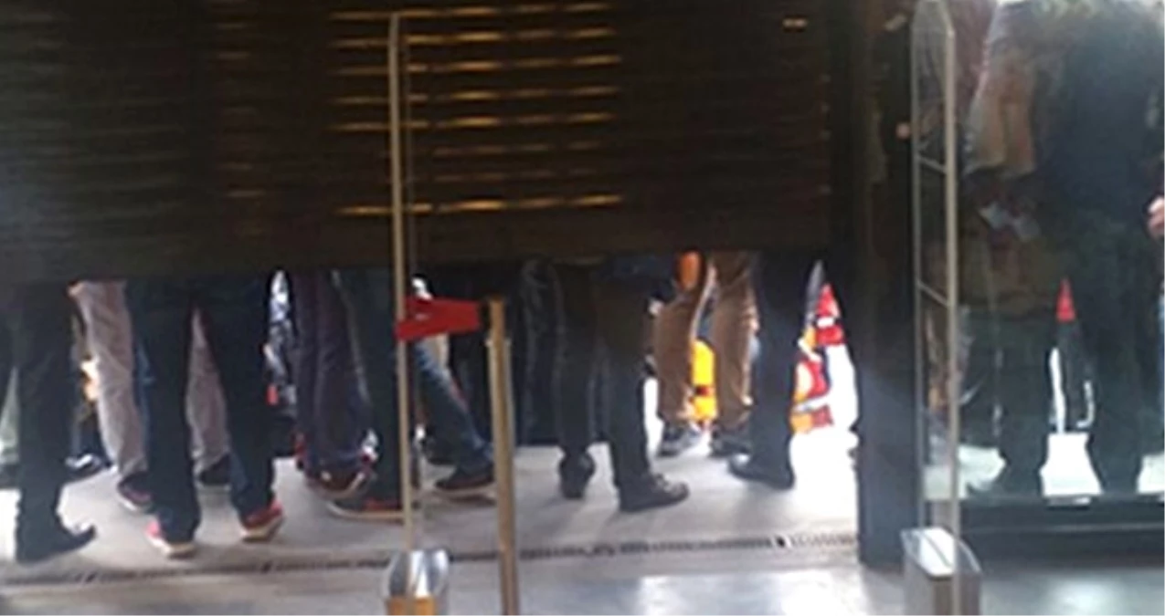Galatasaraylı Taraftarlar, Aldıkları Ürünü İmzalatamayınca GS Store\'a Saldırdı