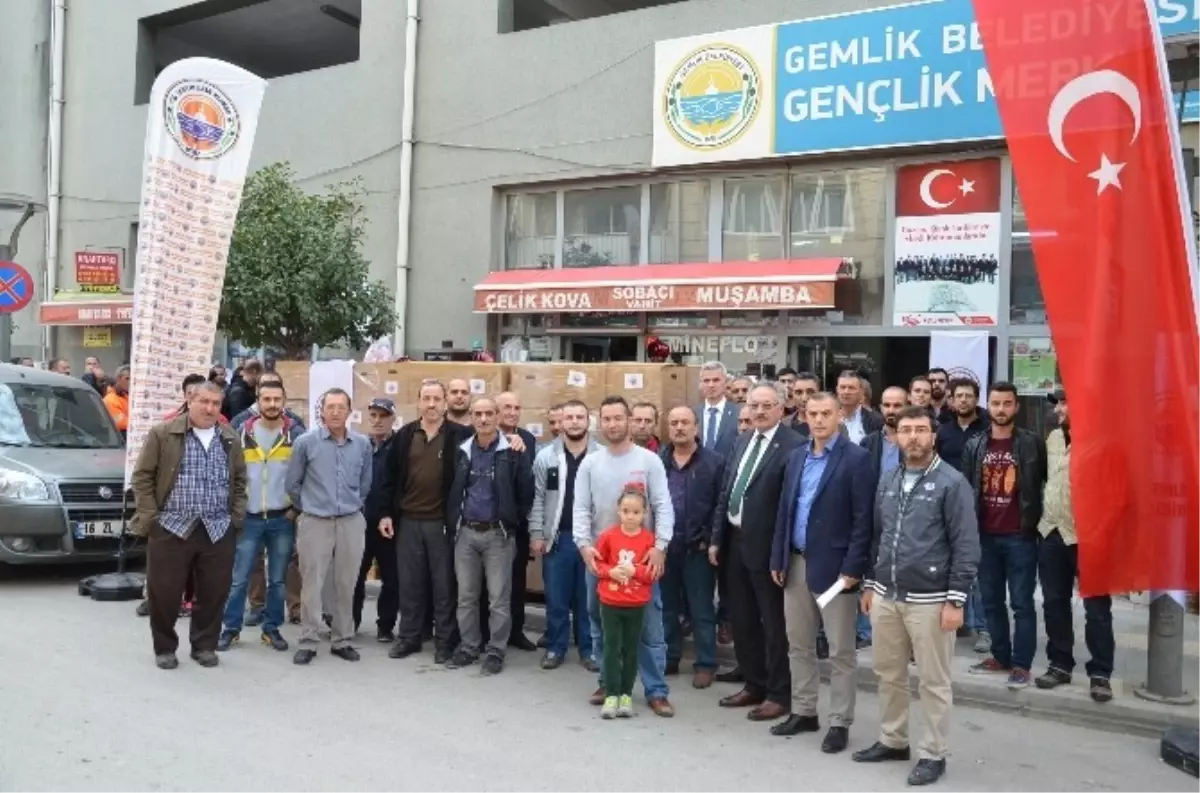 Gemlik Belediyesi\'nden Grevdeki Gübre İşçilerine Erzak Yardımı