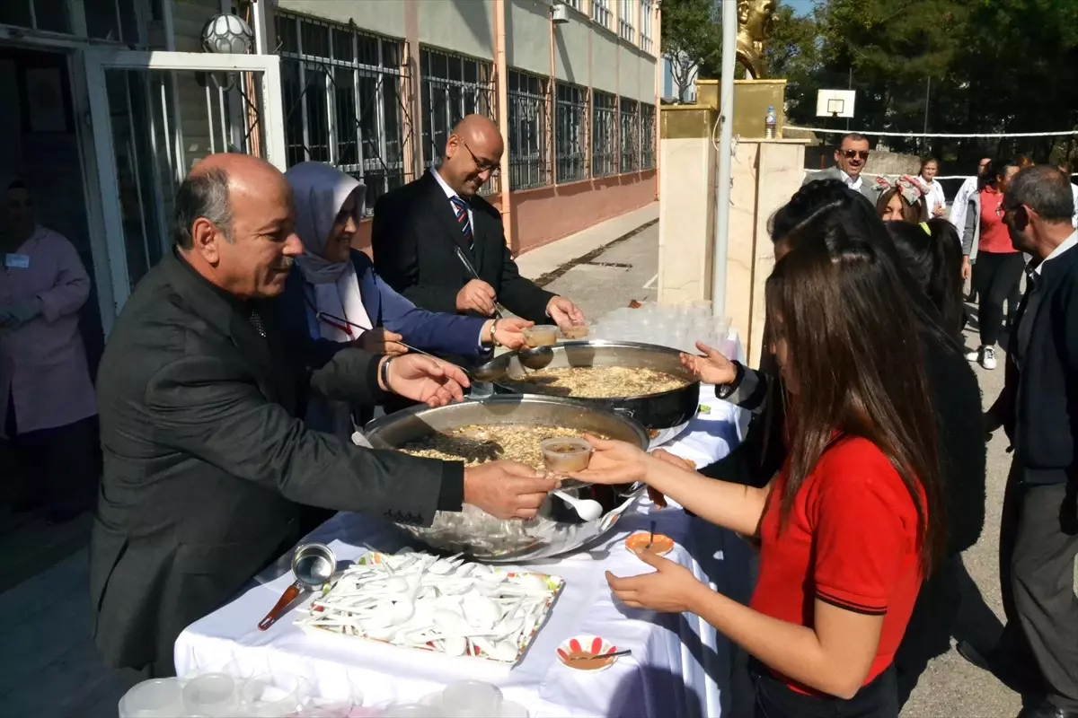 Hayme Ana Mesleki ve Teknik Anadolu Lisesi\'nde Aşure Etkinliği