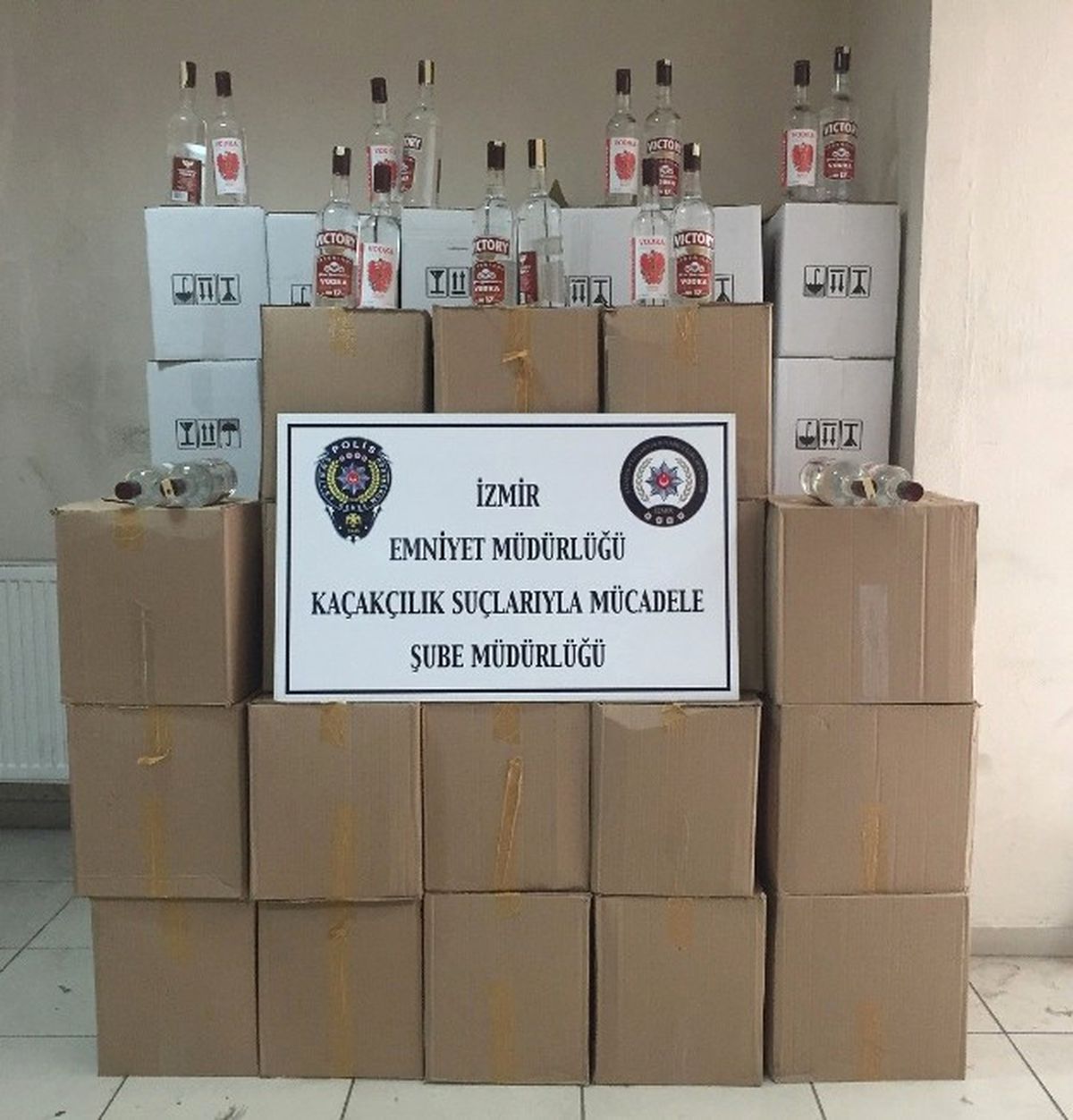 İzmir\'de Kaçak İçki Deposuna Polisten Baskın