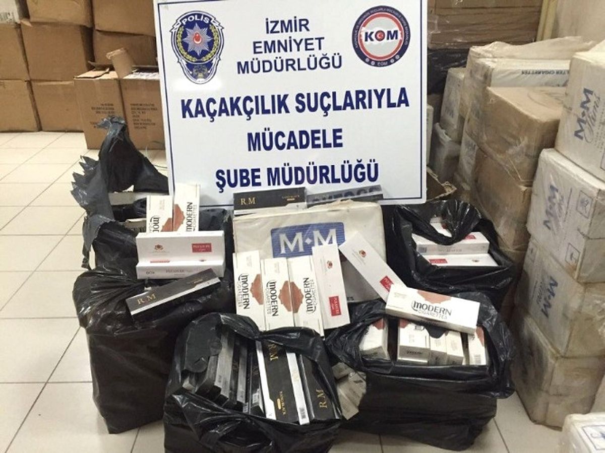 İzmir\'de Saman Balyaları Arasında, Kaçak Sigara Ele Geçirildi