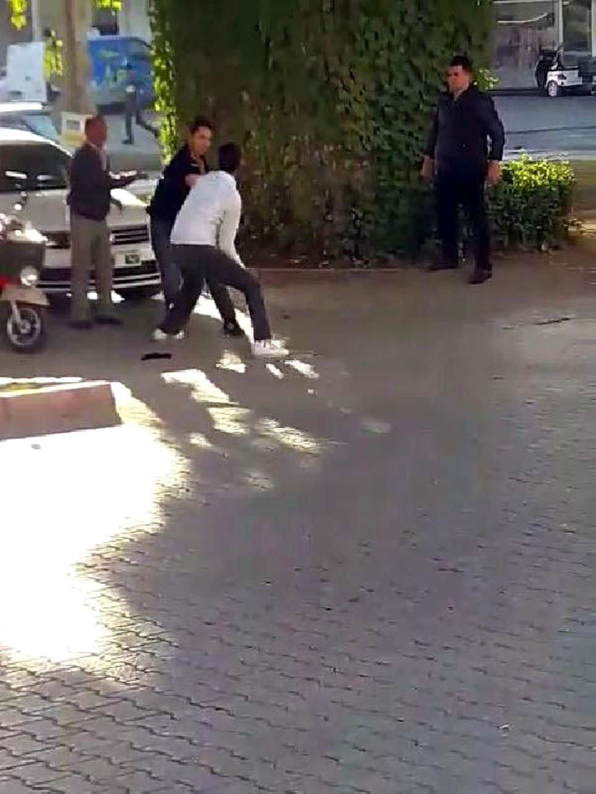 Kırmızı Işıkta Tartıştığı Diğer Sürücüyü Bıçaklayıp, Kaçtı