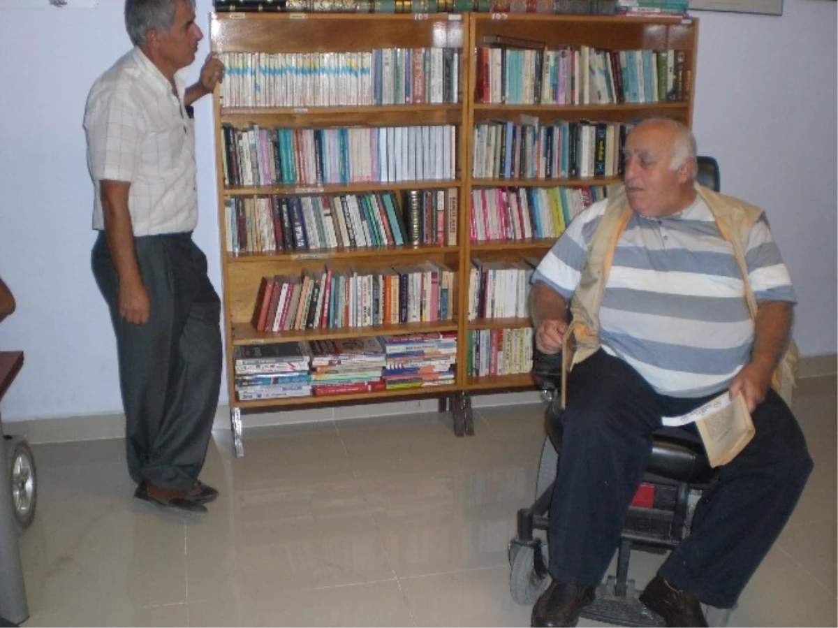 Manavgat Halk Kütüphanesi\'nden Engelliler Derneğine Kütüphane