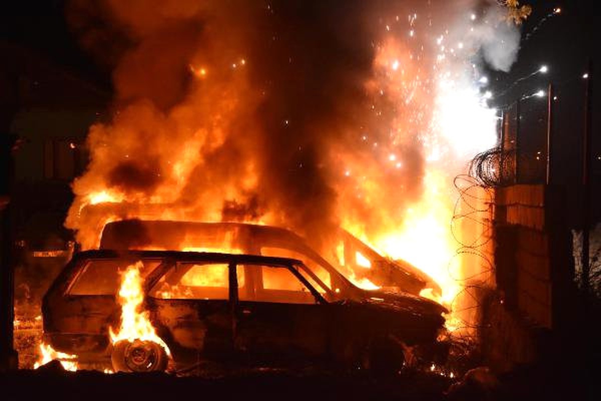 Otoparkta Çıkan Yangında 4 Araç Kullanılmaz Hale Geldi