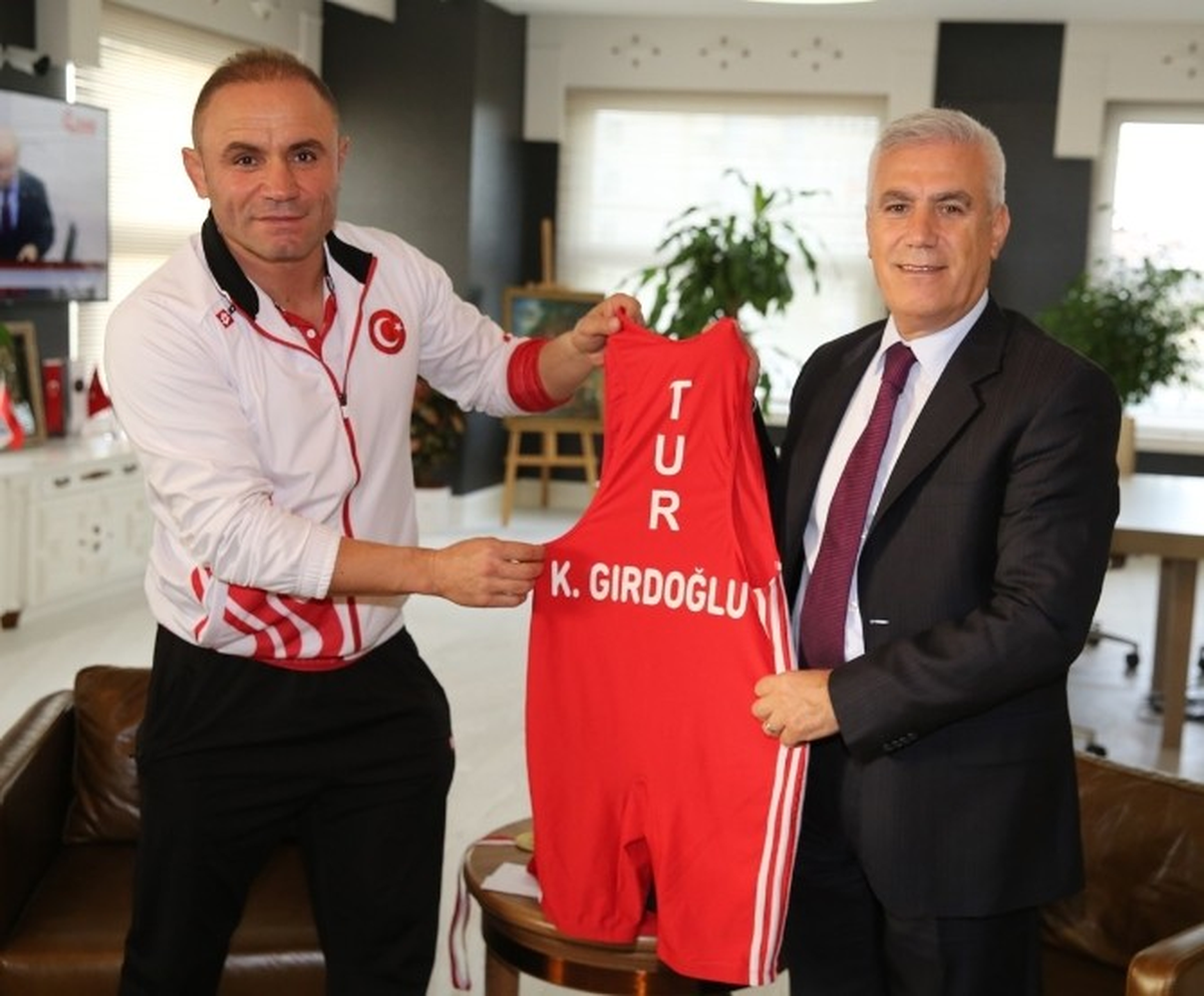 Şampiyonluk Formasını Başkan Bozbey\'e Hediye Etti