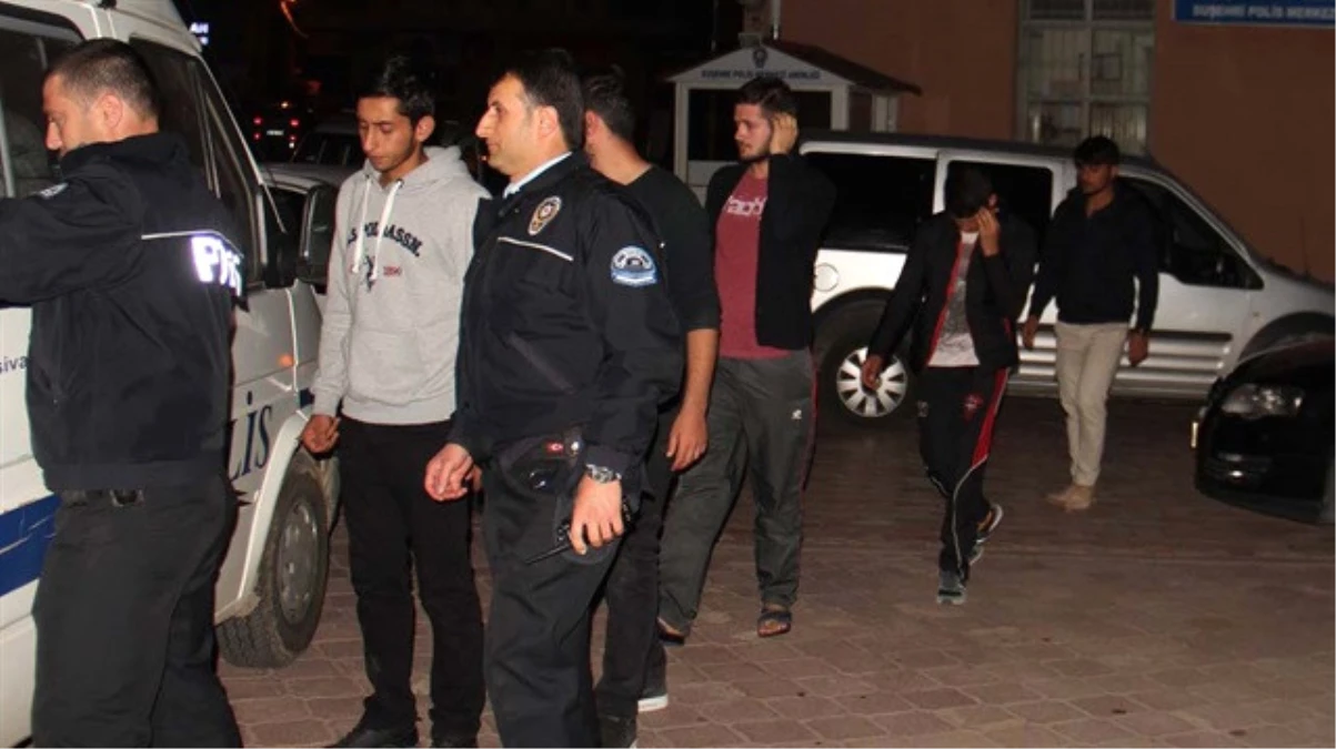 Sivas\'ta Yurtta Öğrenci Kavgası: 14 Gözaltı