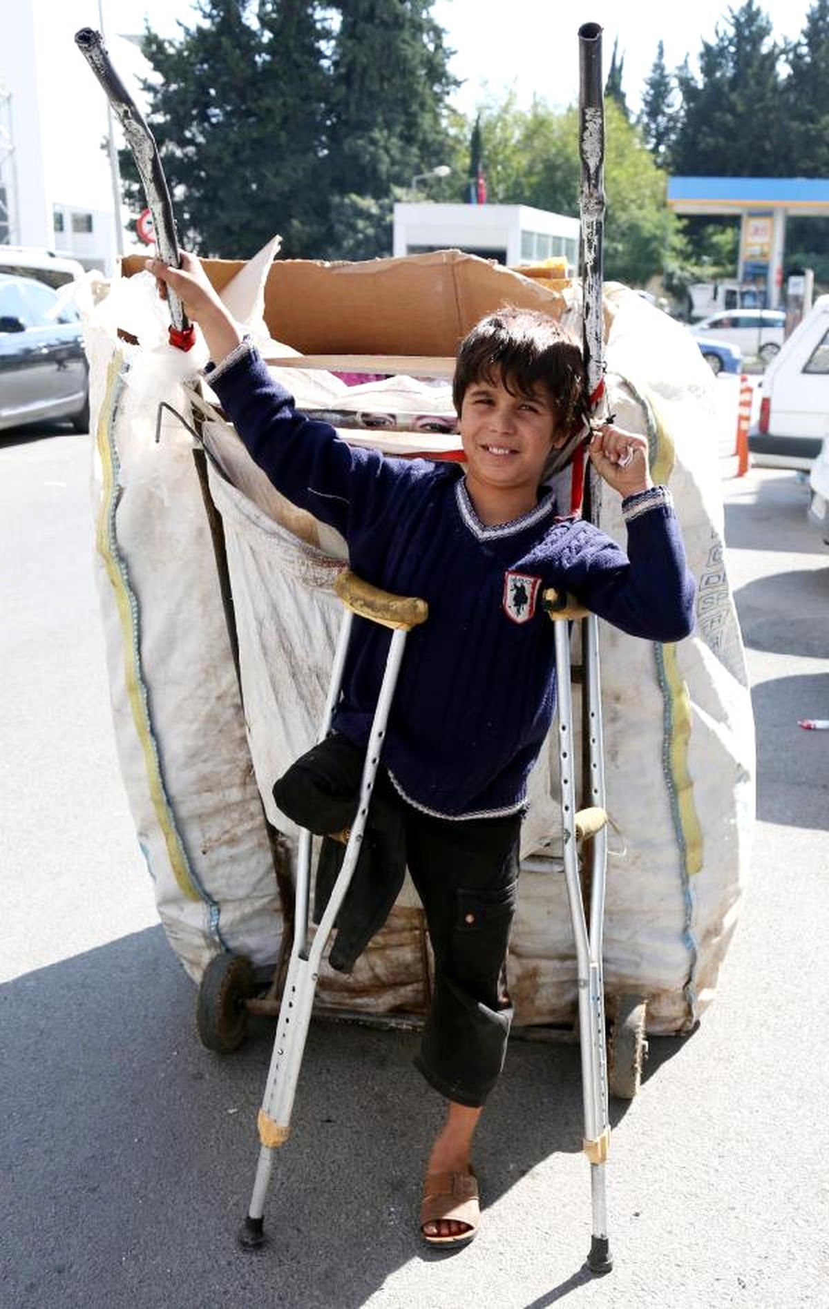 Suriyeli Ali Tek Bacağıyla Kağıt Topluyor