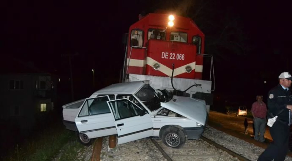 Trenin Çarptığı Otomobilin Sürücüsü Öldü