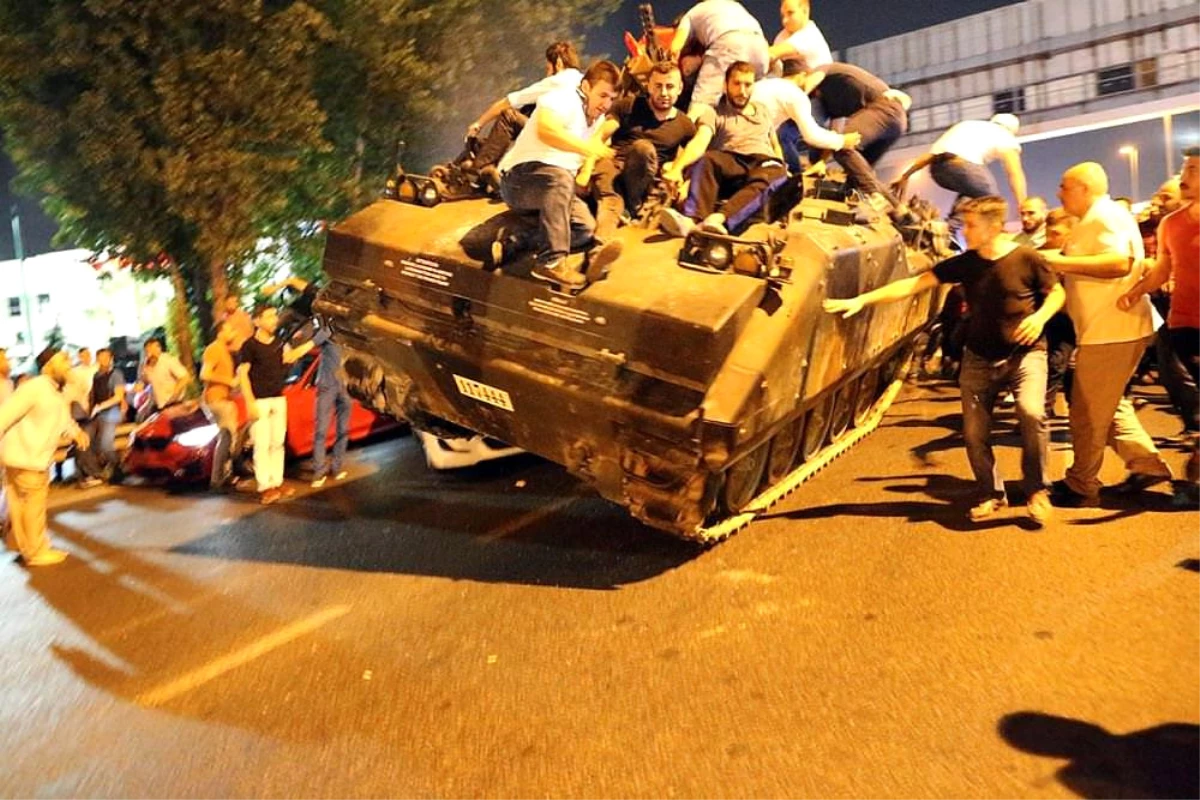 Türk Halkı Tankların Karşısına Çıkarak Mertliğini Gösterdi"