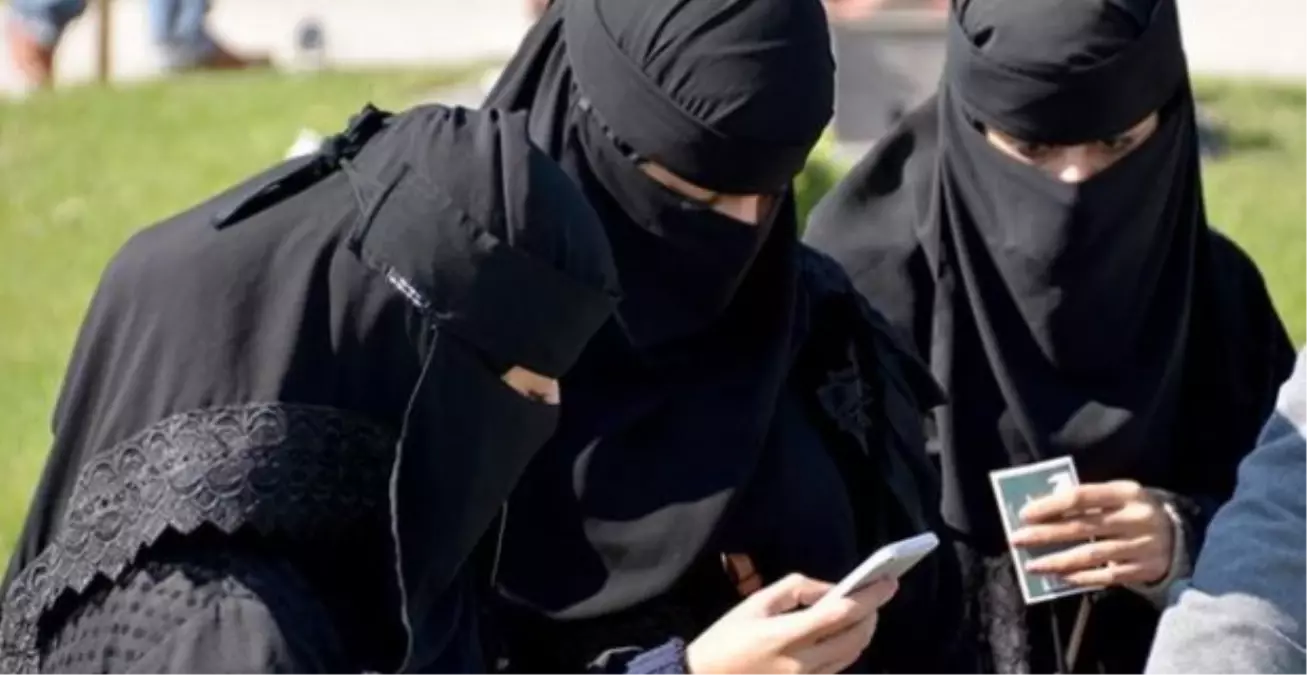 Almanya\'da Federal Hükümet Memurlara Burka Yasağı Getirmeye Hazırlanıyor