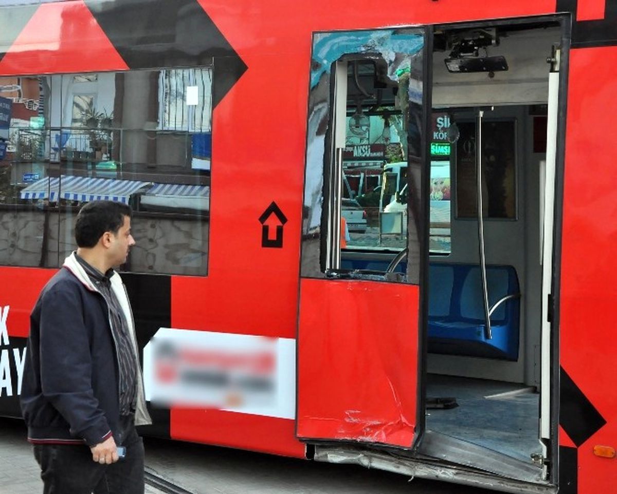 Antalya\'da Tramvay Raydan Çıktı: 1 Yaralı