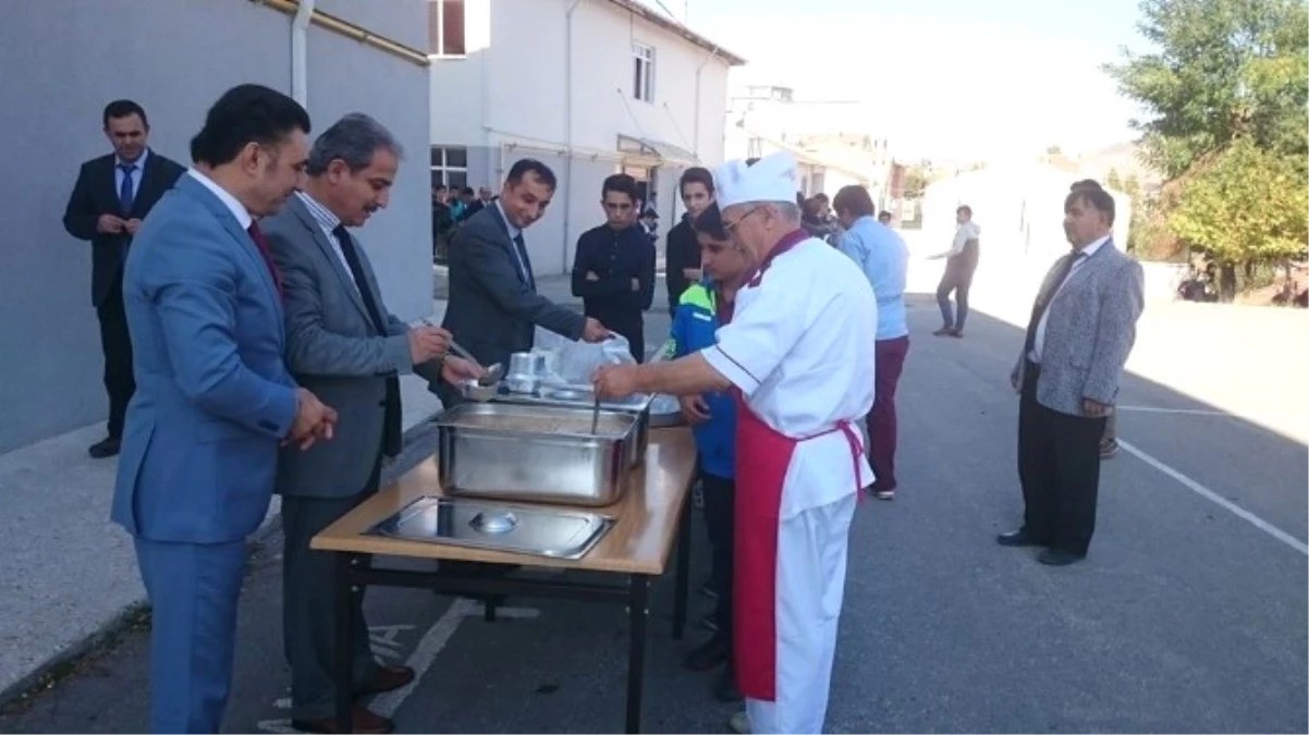 Bozüyük İlçe Milli Eğitim Müdürü Öğrencilere Aşure Dağıttı