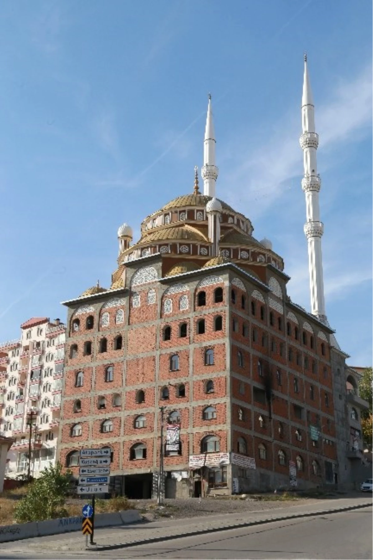 Esertepe Yeni Camisi\'nin İlginç Mimarisi Görenleri Şaşırtıyor