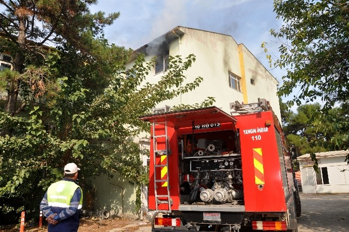 Eski Hastanede Çıkan Yangın Korkuttu