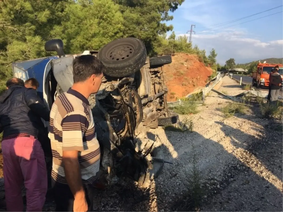 Fethiye\'de Eşya Yüklü Kamyonet Devrildi; 1 Ölü, 2 Yaralı