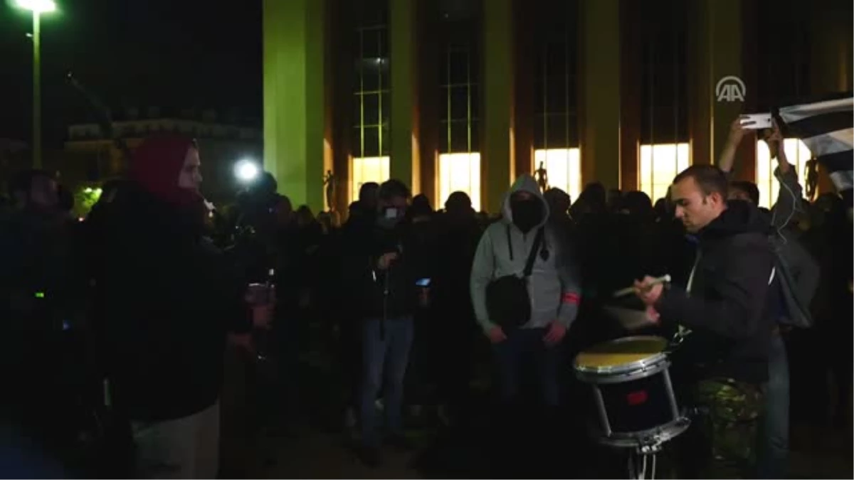 Fransa'da Polisler Çalışma Koşullarını Protesto Etti