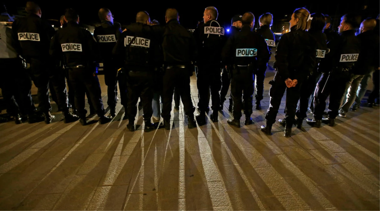 Fransa\'da Polisler Çalışma Koşullarını Protesto Etti