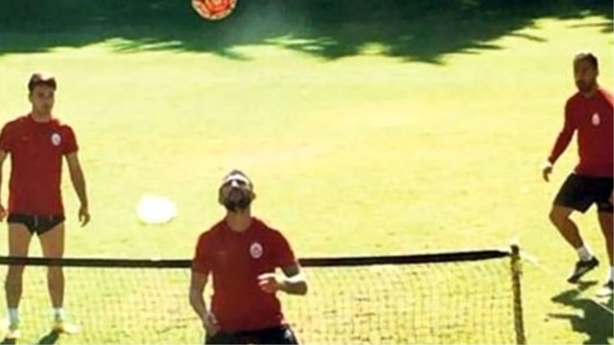 Galatasaray\'da 3 Futbolcu Takımdan Ayrılmadı, Ayak Tenisi Oynuyor