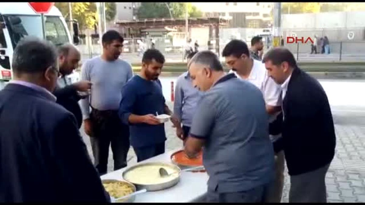 Gaziantep - Maçlar Nedeniyle Yolların Kapatılmasına Öfkelenen Esnaf, Bedava Yemek Dağıttı