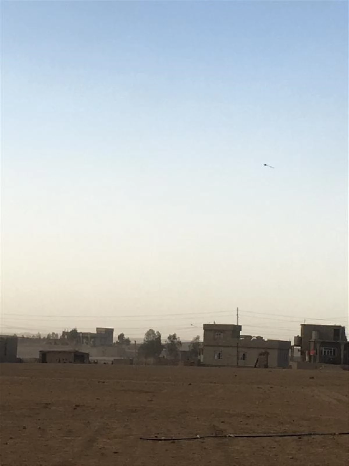 IŞİD\'den Kurtarılan Köyde, Gökyüzünde Uçurtma, Çatılarda Beyaz Bayraklar