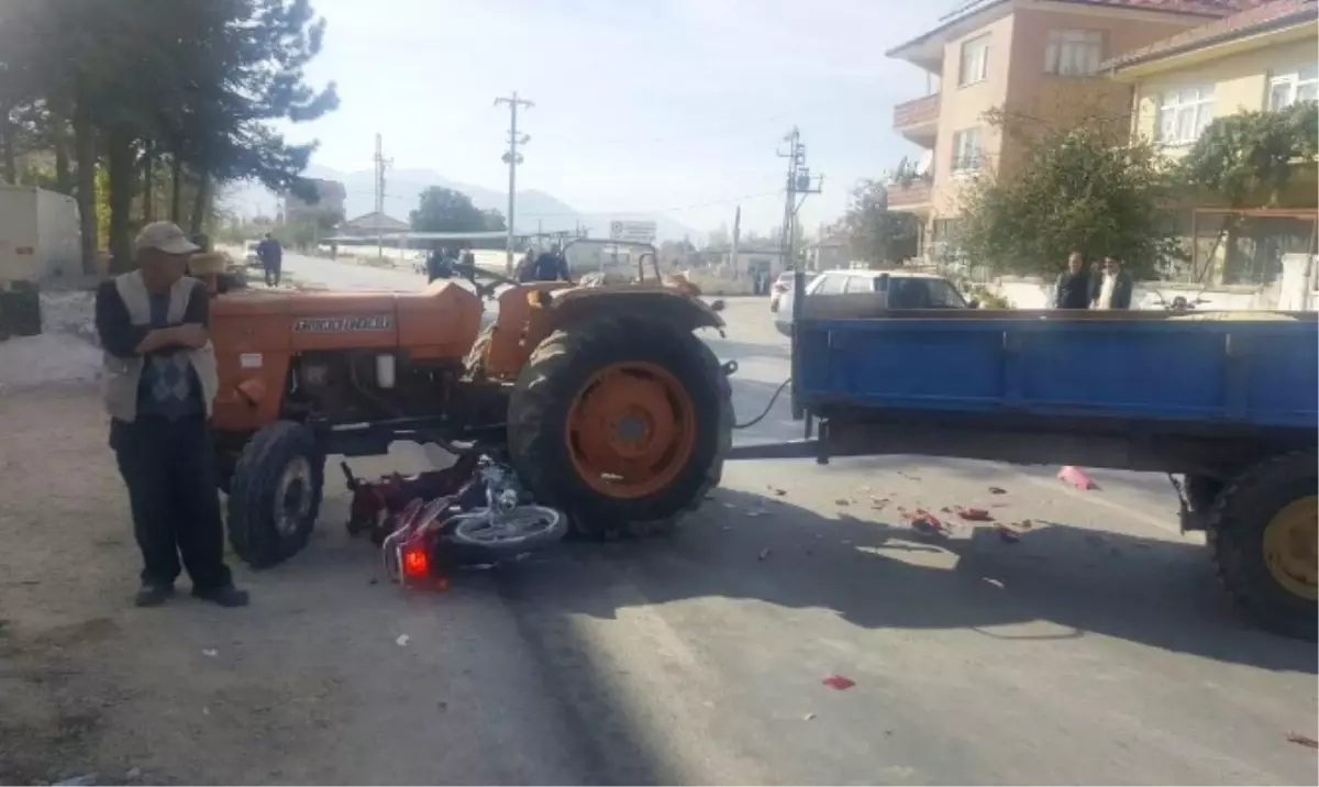 Isparta\'da Traktörle Motosiklet Çarpıştı: 1 Yaralı