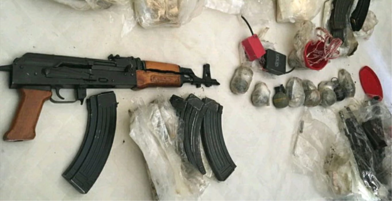 İzmir\'de Bir PKK\'lı Patlayıcı ve Kalaşnikof Tüfeklerle Yakalandı (2)