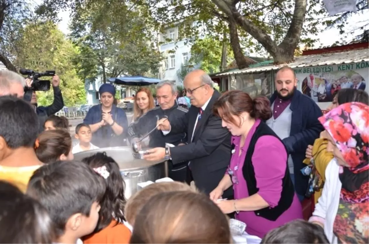 İznik Kent Konseyi Aşure Dağıttı