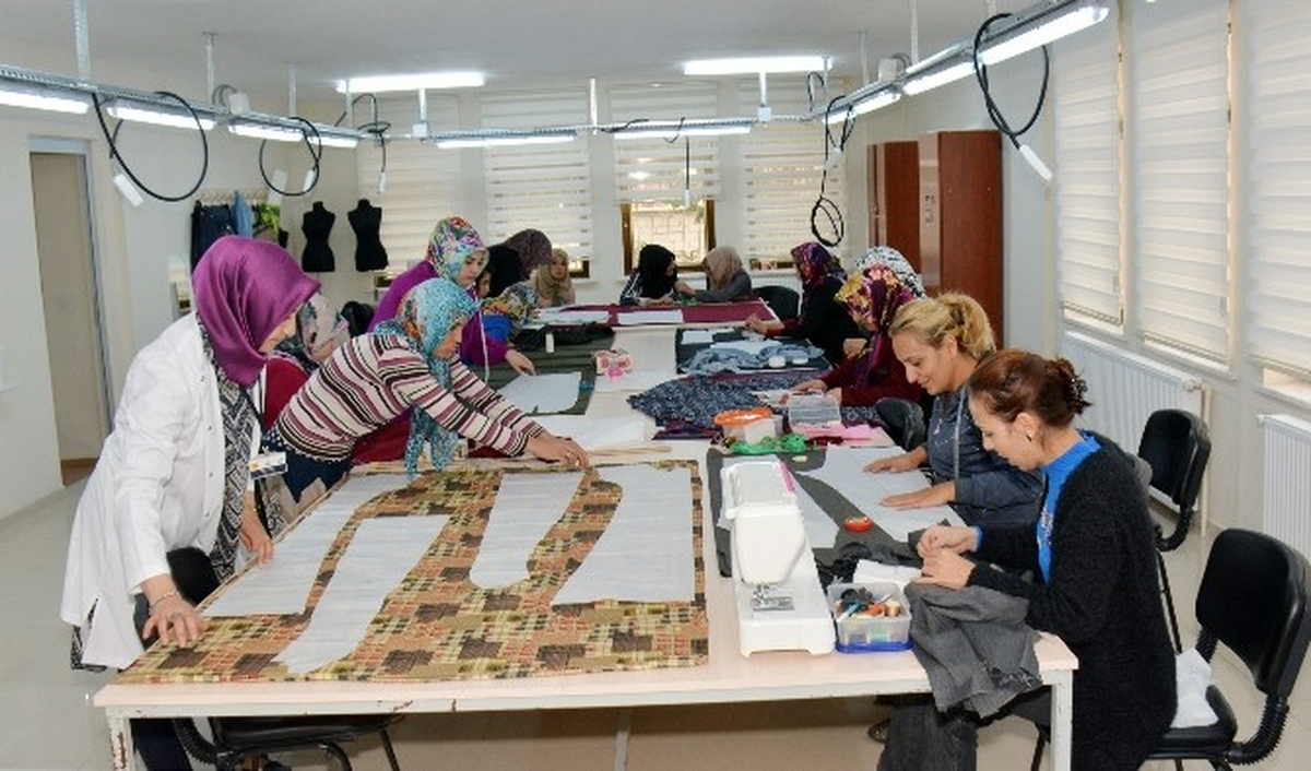Komek Sınıfta Öğretiyor, Atölyede Kazandırıyor