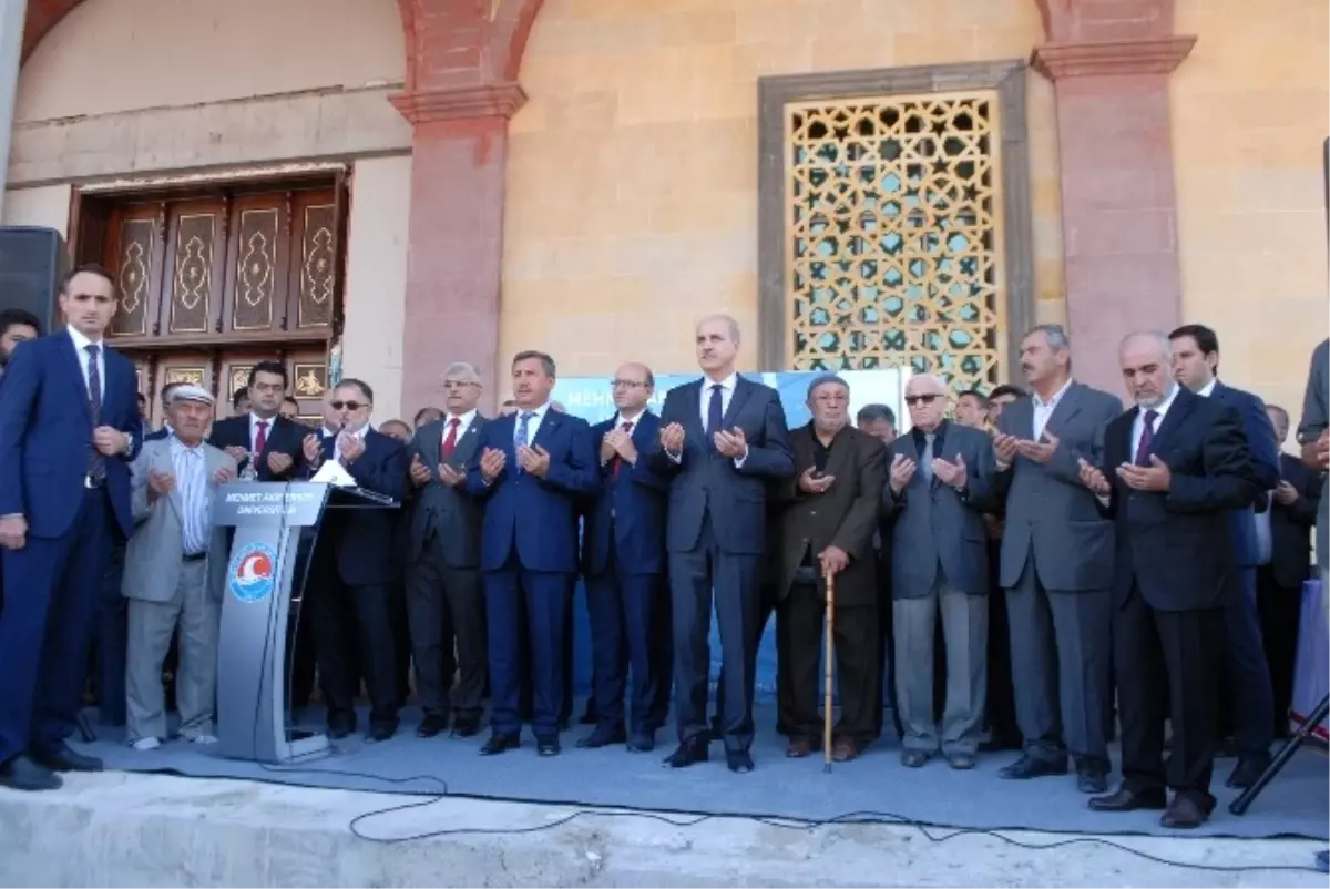 Kurtulmuş, Üniversite Camii\'nde Cuma Namazı Kılıp Aşure Dağıttı